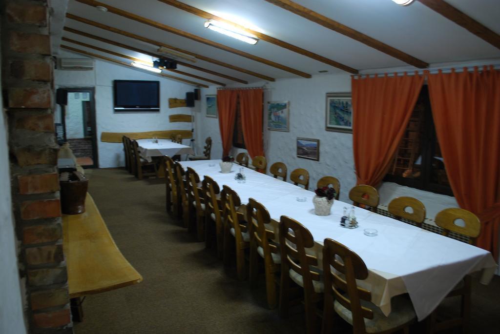 Motel Kiwi Grude ภายนอก รูปภาพ